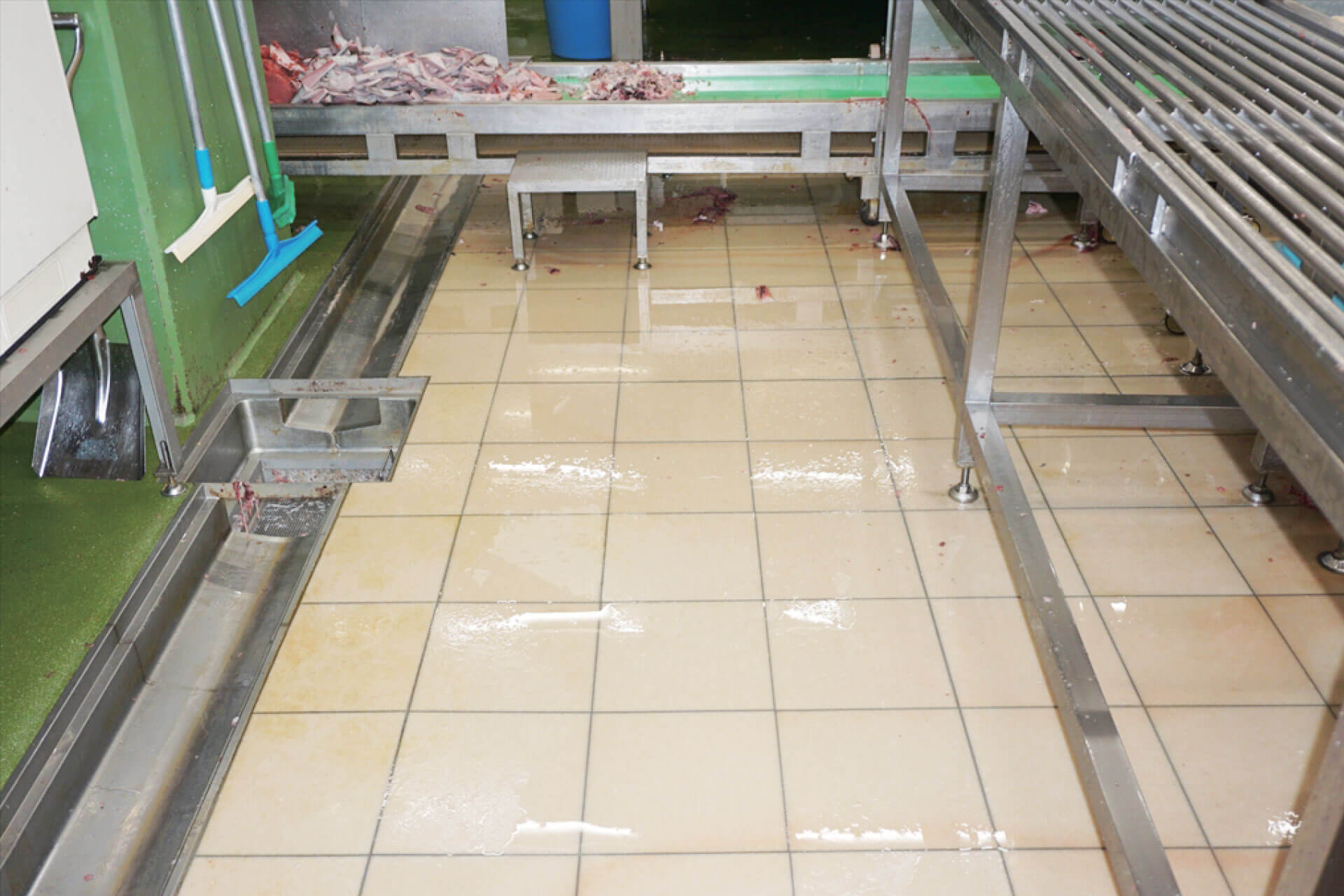 HACCP対応防滑床材であるハイブリッドストーン アベイラス アンプロップを施工した工場内