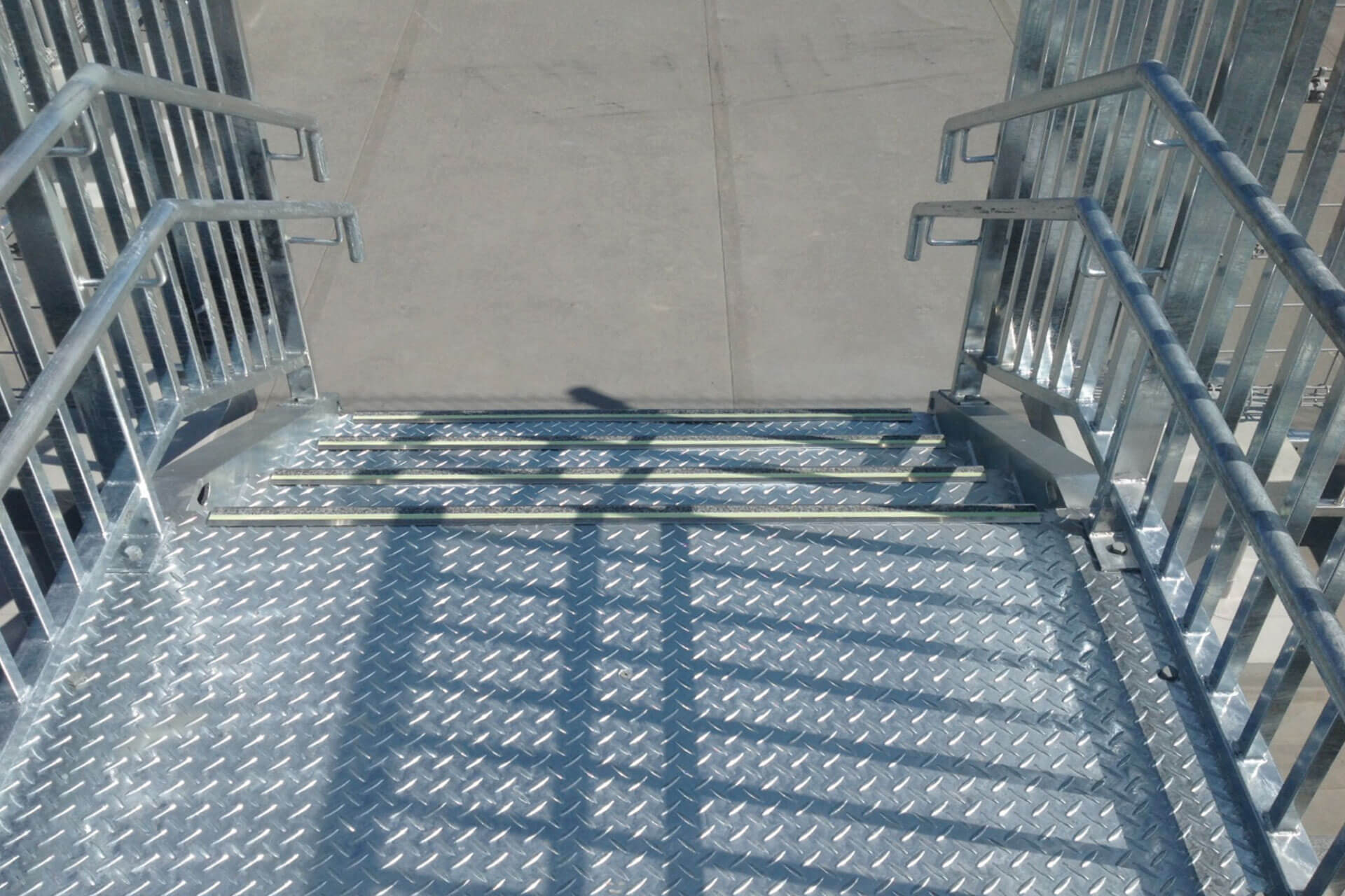 高知市立大津小学校に施工された明視下のハイブリッドストーン アベイラス ステップ（高輝度蓄光式防滑階段材）を短い階段の上から見た角度