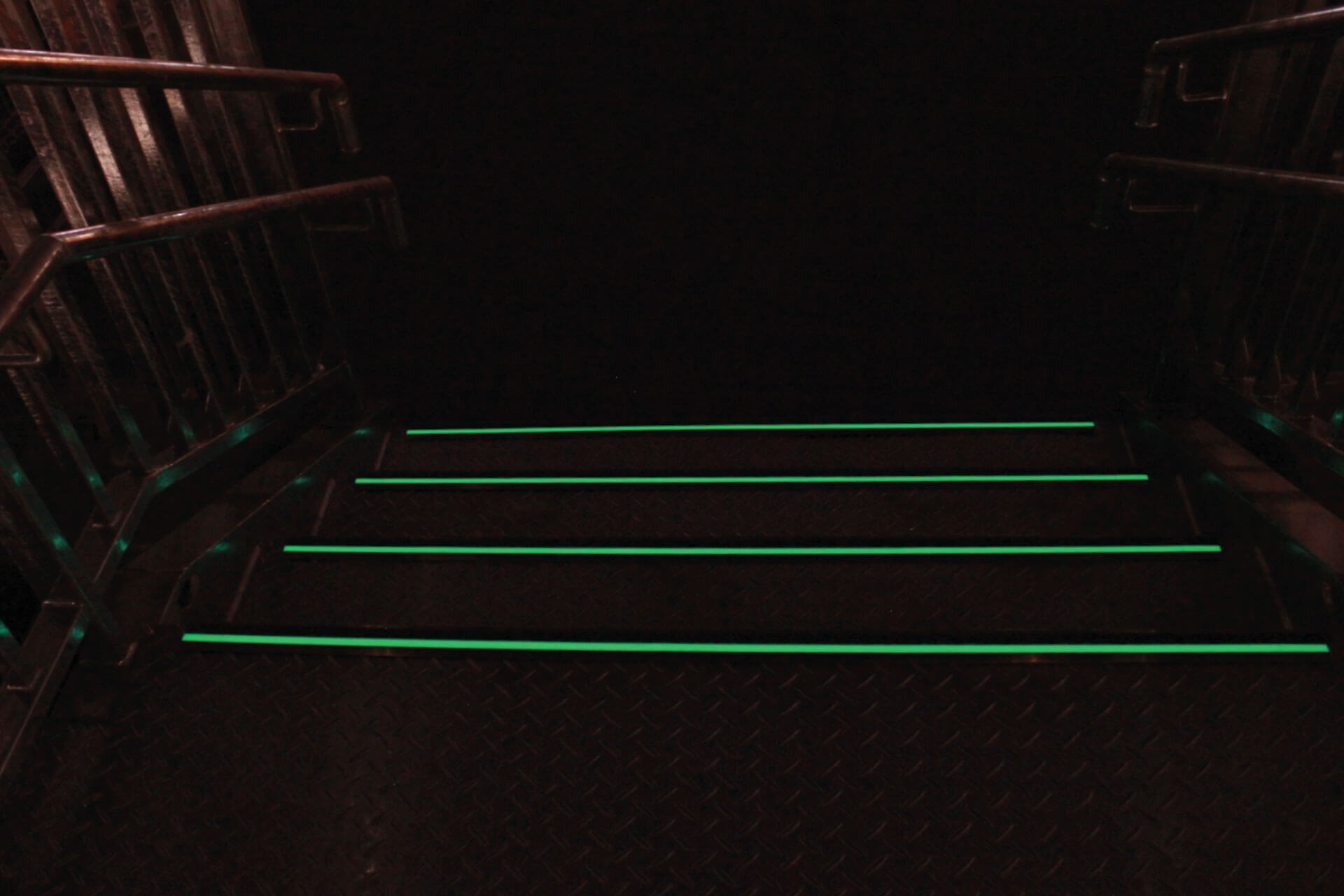 高知市立大津小学校に施工された暗視下のハイブリッドストーン アベイラス ステップ（高輝度蓄光式防滑階段材）を短い階段の上から見た角度