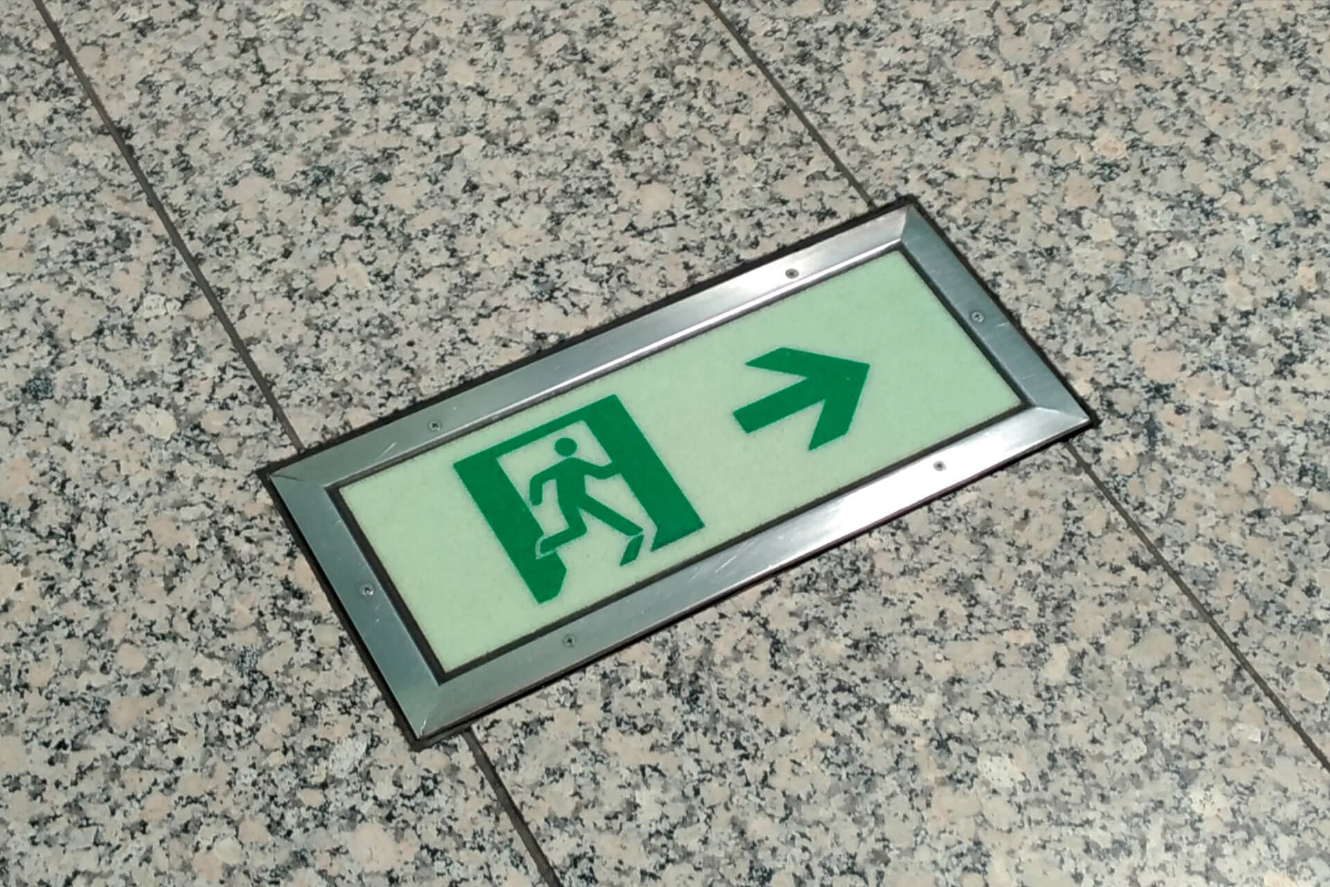 東京都庁舎の広場に施工されたハイブリッドストーン アベイラス アルシオール サインプレート（高輝度蓄光式屋外用案内標示板）の拡大図