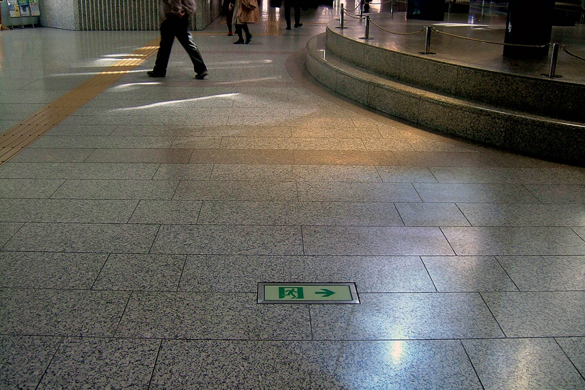 東京都庁舎の広場に施工されたハイブリッドストーン アベイラス アルシオール サインプレート（高輝度蓄光式屋外用案内標示板）