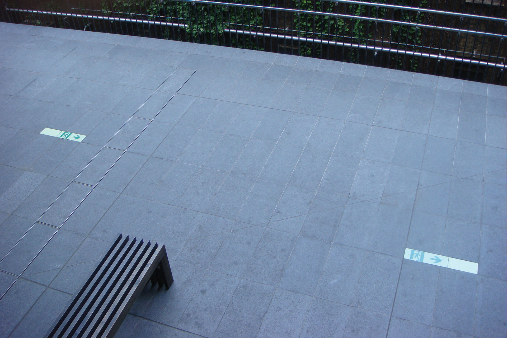 東京大学2号館の屋外床に施工されたハイブリッドストーン アベイラス アルシオール高輝度蓄光式誘導標識（消防避難設備認定品）