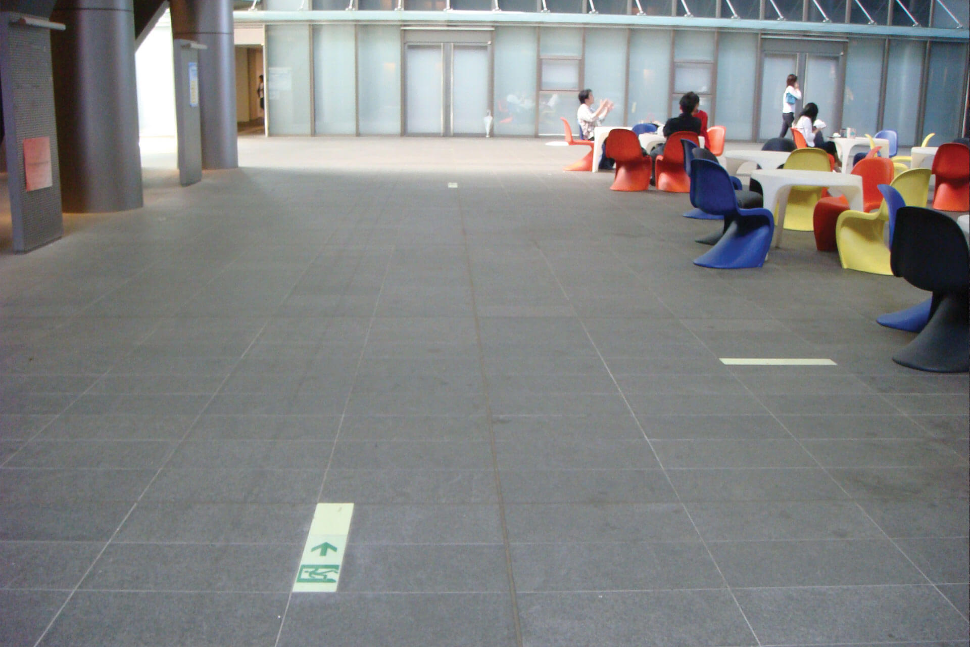 東京大学2号館の床に施工されたハイブリッドストーン アベイラス アルシオール高輝度蓄光式誘導標識（消防避難設備認定品）