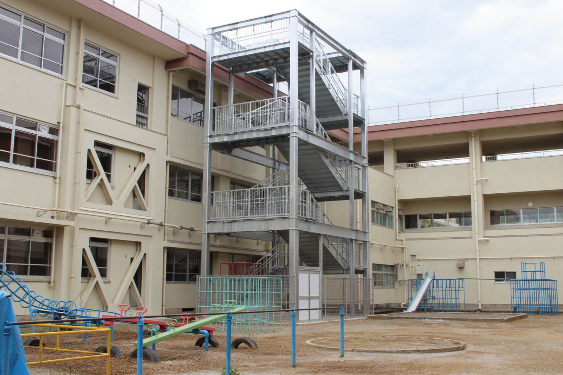 高知市立潮江小学校に施工された避難階段