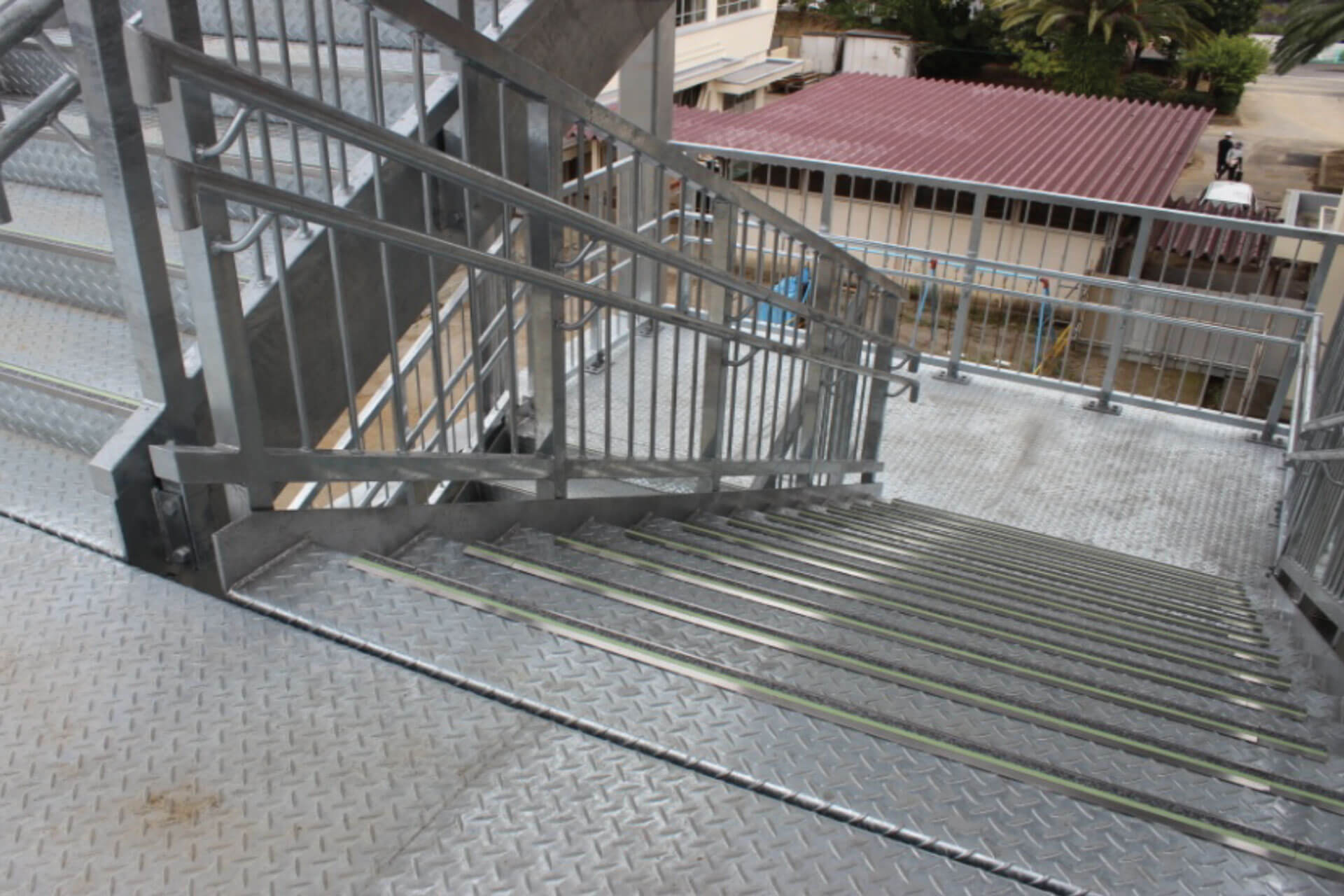 高知市立潮江小学校に施工された明視下のハイブリッドストーン アベイラス ステップ（高輝度蓄光式防滑階段材）を階段上から見た角度
