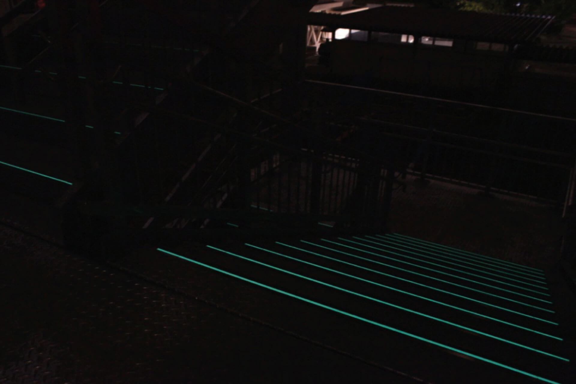 高知市立潮江小学校に施工された暗視下のハイブリッドストーン アベイラス ステップ（高輝度蓄光式防滑階段材）を階段上から見た角度