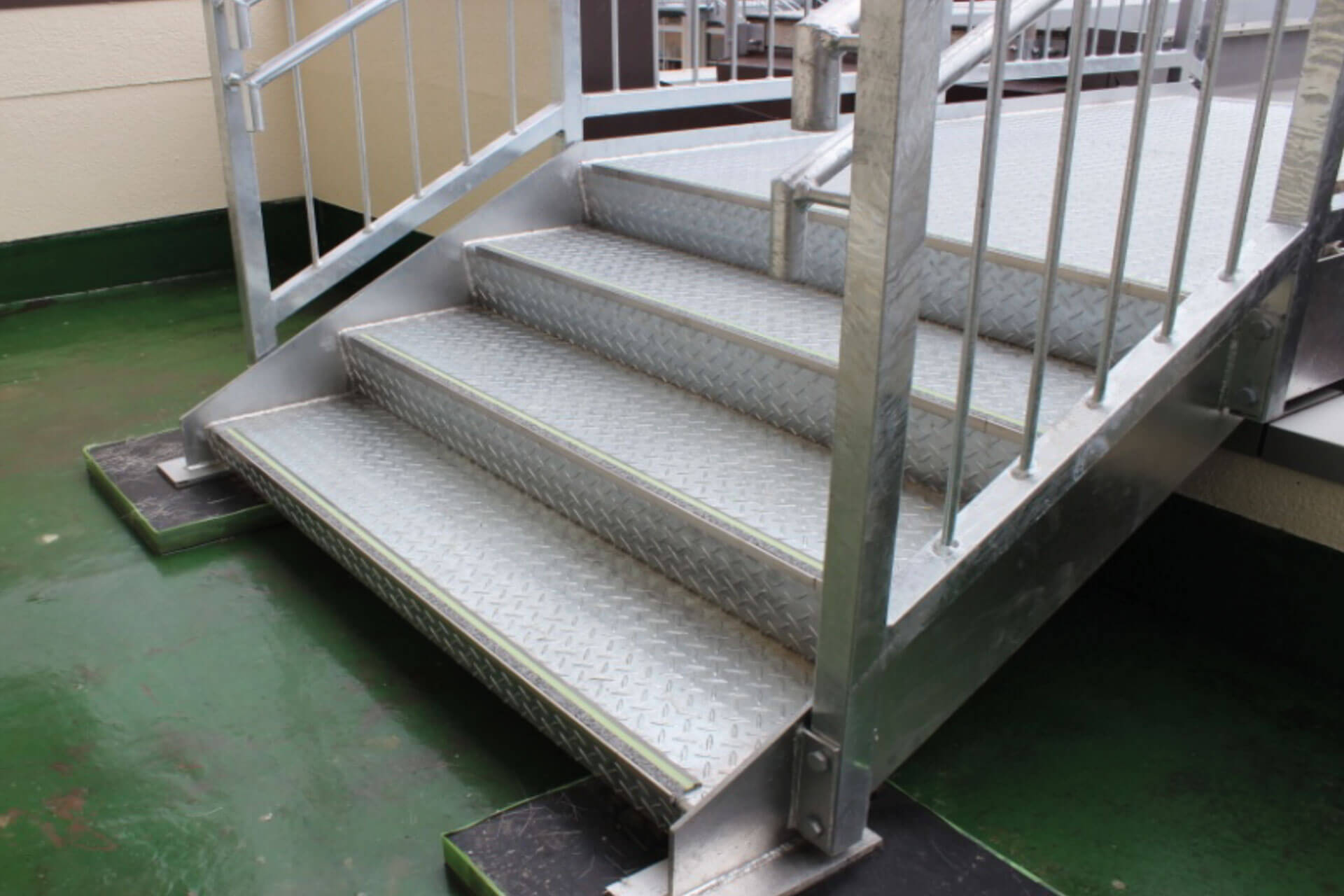 高知市立潮江小学校に施工された明視下のハイブリッドストーン アベイラス ステップ（高輝度蓄光式防滑階段材）を斜めから見た角度