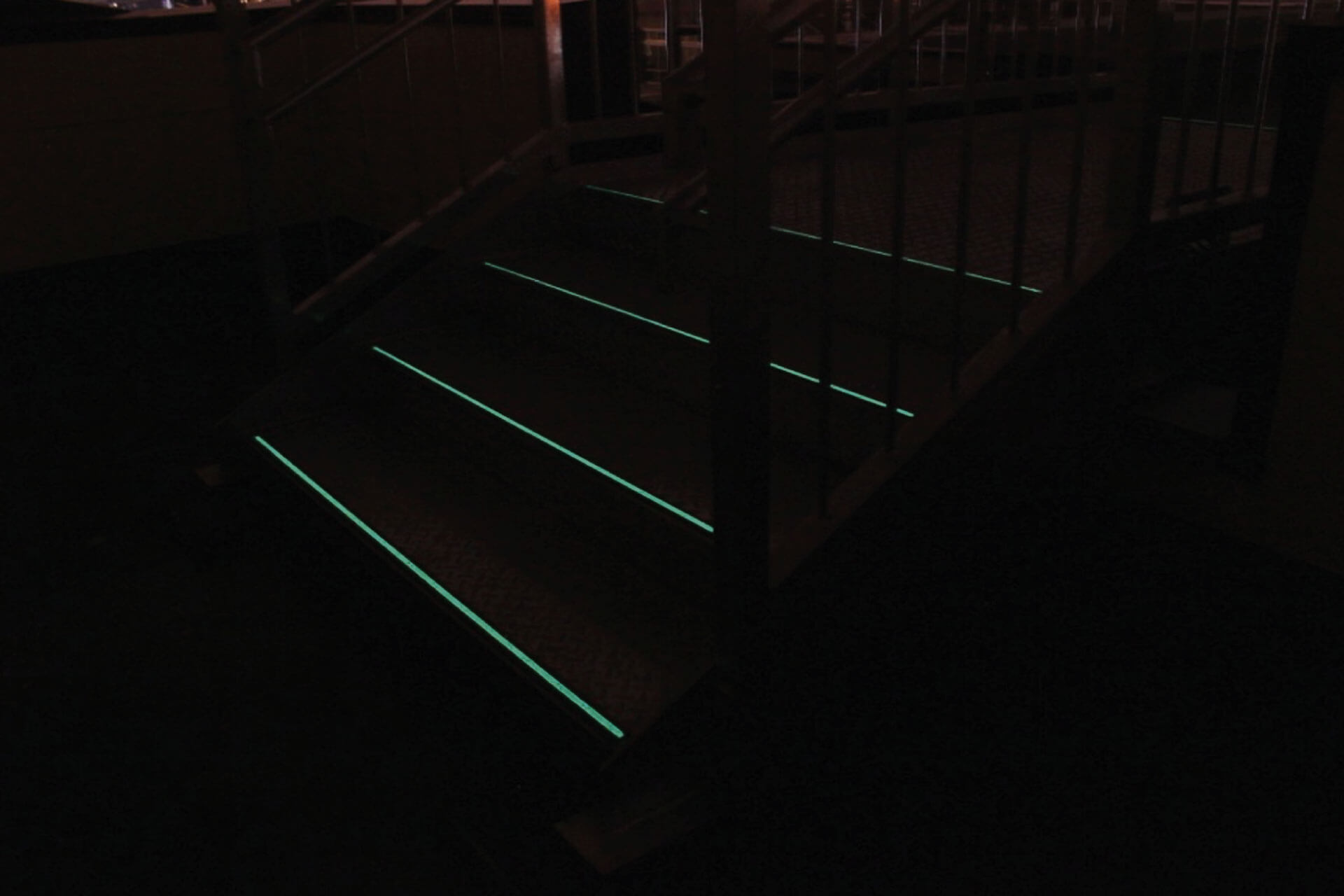 高知市立潮江小学校に施工された暗視下のハイブリッドストーン アベイラス ステップ（高輝度蓄光式防滑階段材）を斜めから見た角度