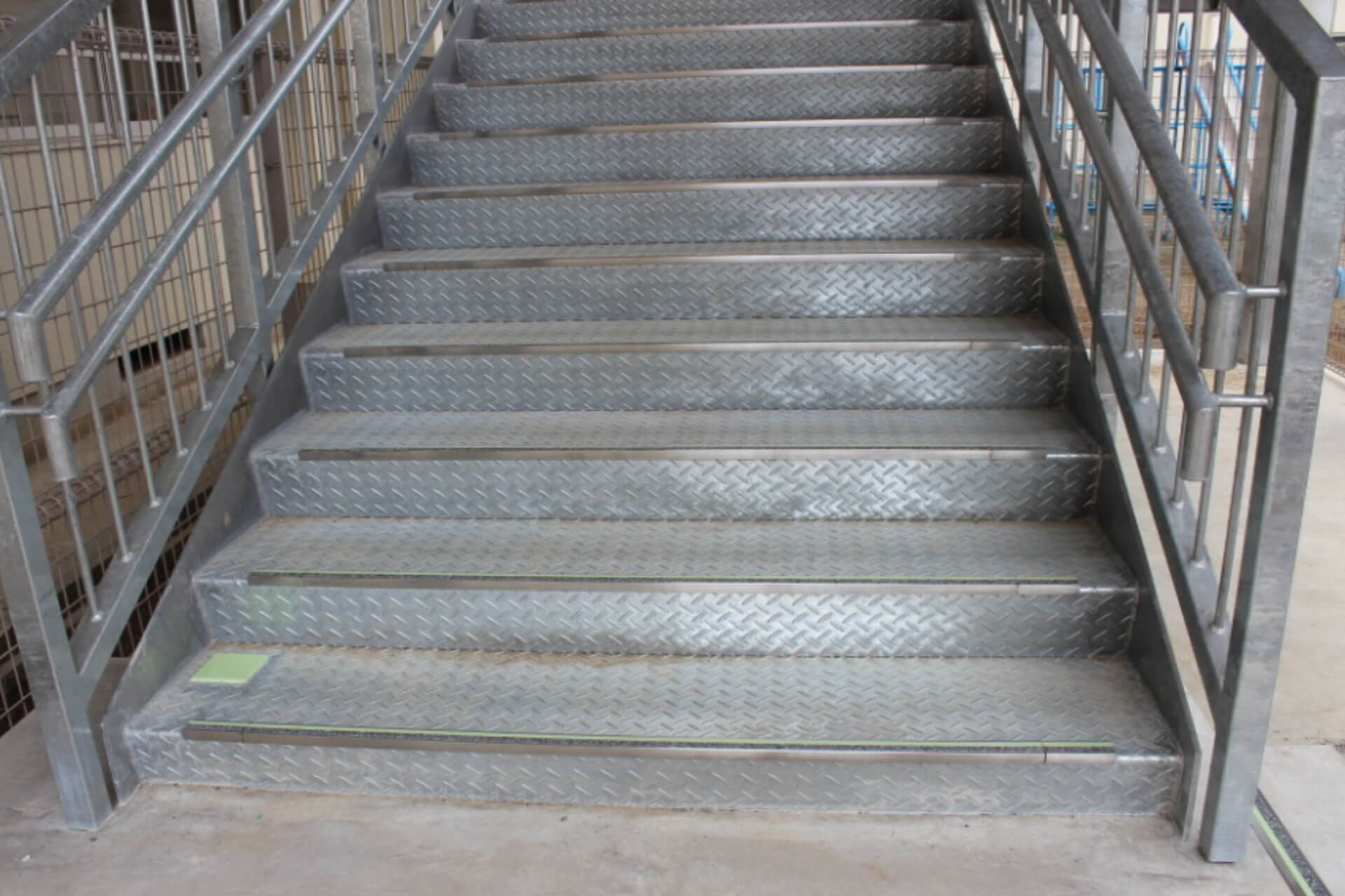 高知市立潮江小学校に施工された明視下のハイブリッドストーン アベイラス ステップ（高輝度蓄光式防滑階段材）を下から見た角度