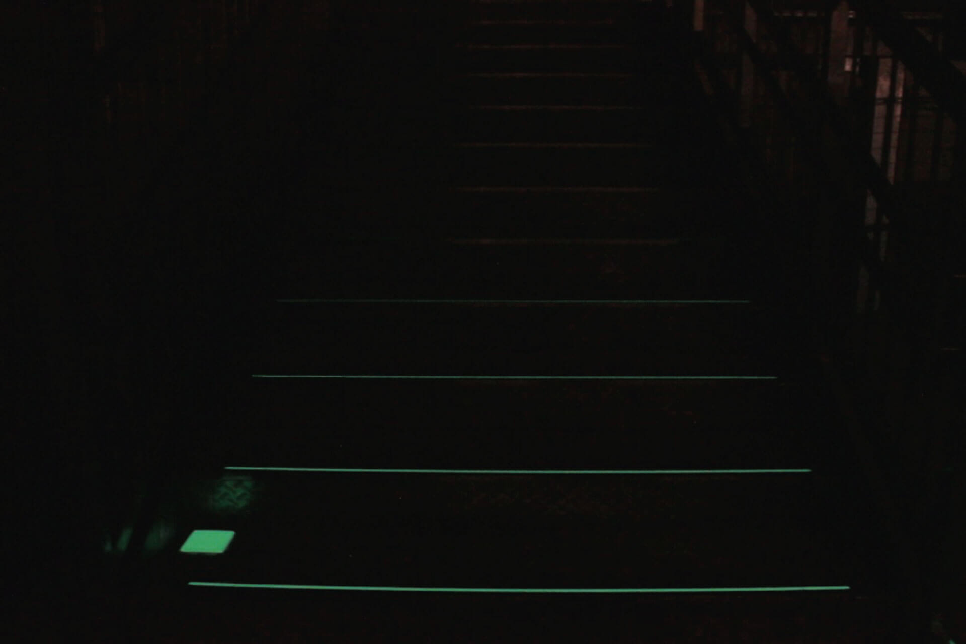 高知市立潮江小学校に施工された暗視下のハイブリッドストーン アベイラス ステップ（高輝度蓄光式防滑階段材）を下から見た角度